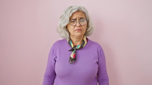 Нещасна Жінка Середнього Віку Сірим Волоссям Окулярами Стоячи Вказуючи Пальцем — стокове відео