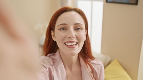 Uma Jovem Mulher Caucasiana Sorridente Com Cabelo Ruivo Vestindo Uma — Vídeo de Stock