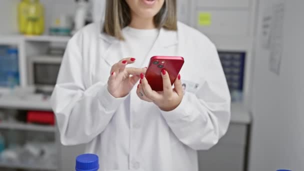Uma Cientista Mulher Alegre Usando Smartphone Laboratório Sorri Alegremente Representando — Vídeo de Stock
