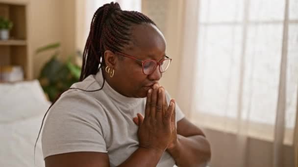 Mujer Afroamericana Gran Corazón Expresa Profunda Relajación Sentarse Rezar Dormitorio — Vídeo de stock