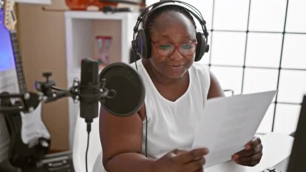 Pozitivní Velká Africká Americká Žena Copánky Usmívající Při Profesionálním Čtení — Stock video