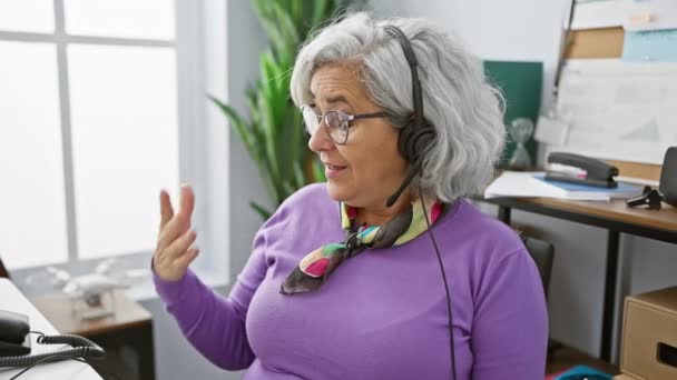 Volwassen Vrouw Met Hoofdtelefoon Gebaren Tijdens Een Levendig Gesprek Een — Stockvideo