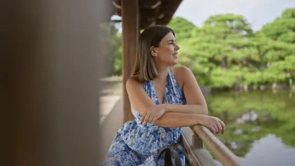 Güzel Genç Spanyol Bir Kadın Bankta Oturmuş Gülümsüyor Jingu Bakıyor — Stok video