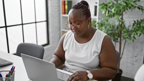 Πλεκτή Αφροαμερικανίδα Επιχειρηματίας Χαλαρή Αλλά Συγκεντρωμένη Εργάζεται Επιμελώς Μέσω Βήχα — Αρχείο Βίντεο