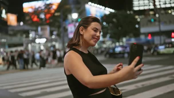 Mujer Hispana Sonriente Casualmente Tomando Hermoso Selfie Las Brillantes Calles — Vídeos de Stock