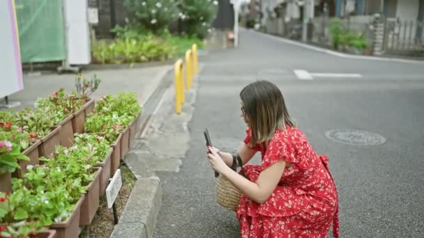 Gebannte Hispanische Frau Die Tokyos Urbane Schönheit Durch Ihre Brille — Stockvideo