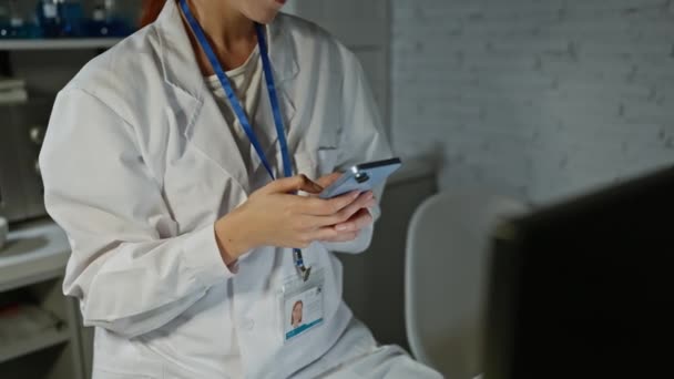 一位穿着白色实验室外套的专注的女科学家在现代实验室里使用智能手机 — 图库视频影像