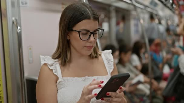 Mulher Hispânica Bonita Dentro Metrô Cidade Vazia Pego Meio Viagem — Vídeo de Stock