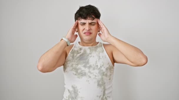 Młody Człowiek Cierpiący Stres Spowodowany Bólem Głowy Stoi Białej Izolacji — Wideo stockowe