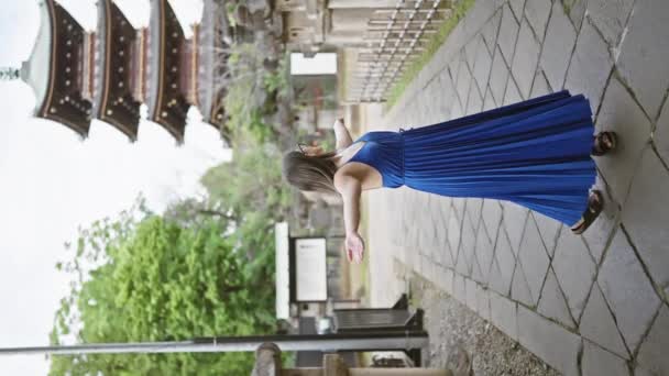 Kolları Açık Gözlük Takan Güzel Bir Spanyol Kadın Ueno Park — Stok video