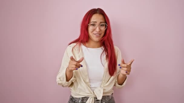若い赤毛の女性は自信を持って笑って 孤立したピンクの背景に指でノーと言います — ストック動画
