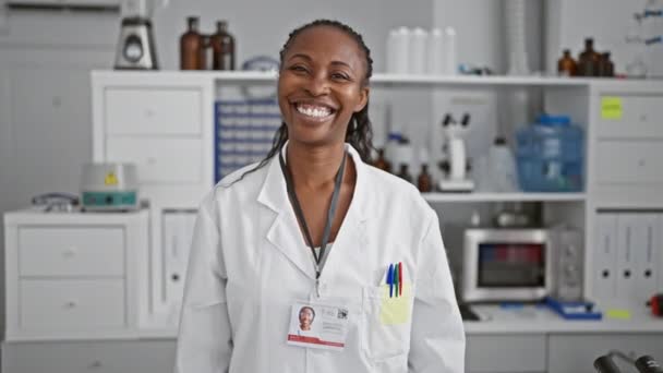 Glimlachende Vrouwelijke Wetenschapper Lab Met Badge Witte Jas Stethoscoop Portretteert — Stockvideo