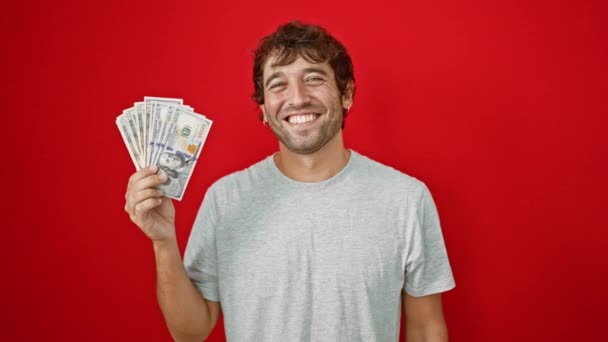 Neşeli Genç Adam Kendine Güvenle Dolup Taşan Amerikan Banknotlarını Neşe — Stok video