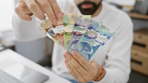 Профессиональный Латиноамериканец Предлагает Канадские Деньги Современном Офисе — стоковое видео