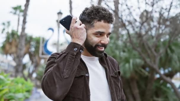 Ein Junger Gutaussehender Hispanischer Mann Mit Bart Lauscht Freien Einem — Stockvideo
