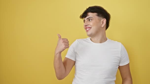 Χαρούμενος Νεαρός Άνδρας Λευκό Shirt Δείχνει Αυτοπεποίθηση Τον Αντίχειρα Προς — Αρχείο Βίντεο