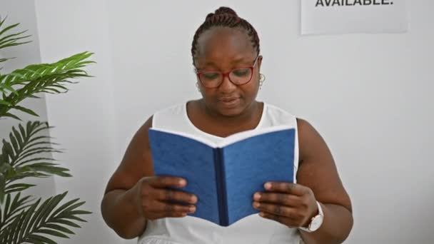 Allvarlig Afrikansk Amerikansk Affärskvinna Sitter Bekvämt Väntsal Stol Fängslad Att — Stockvideo