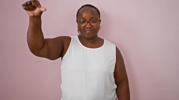 Relaxado Size Mulher Americana Africana Com Tranças Legais Traje Casual — Vídeo de Stock