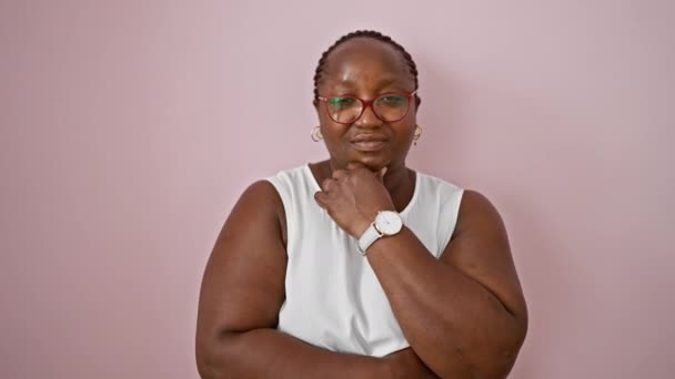 Mujer Afroamericana Confiada Sonriente Que Usa Gafas Que Tiene Ambiente — Vídeos de Stock
