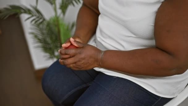 Estresado Afroamericano Mujer Jefe Presionando Bola Estrés Mientras Está Sentado — Vídeos de Stock