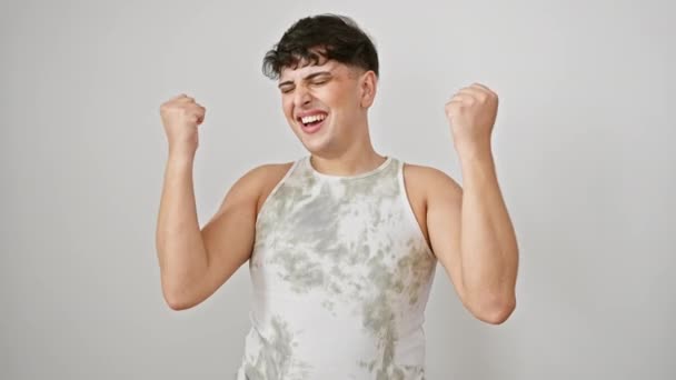 Ano Mladý Muž Tričku Bez Rukávů Radostně Oslavující Vítězství Zdviženýma — Stock video