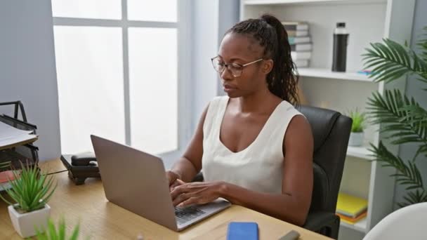 Una Joven Afroamericana Con Pelo Rizado Tose Mientras Trabaja Ordenador — Vídeos de Stock