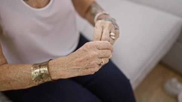 Entspannte Seniorin Sitzt Gemütlich Drinnen Und Wendet Feuchtigkeitsspendende Hautpflege Mit — Stockvideo