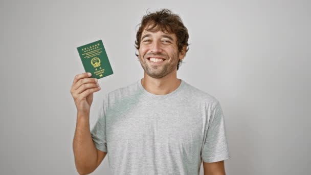 Будучи Молодим Чоловіком Екстатично Махає Своїм Паспортом Макао Всмоктуючи Щастя — стокове відео