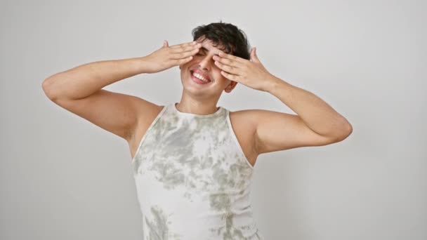 Веселый Молодой Человек Глаза Скрыты Руками Игриво Позирует Белом Изолированном — стоковое видео