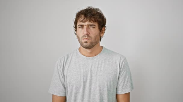 긴장한 남자가 캐주얼 티셔츠를 얼굴에 회의적인 톱질로 자신의 불만을 문제에 — 비디오