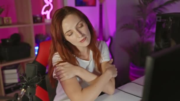 Alegre Joven Caucásica Streamer Mujer Abrazándose Con Confianza Sala Juegos — Vídeo de stock