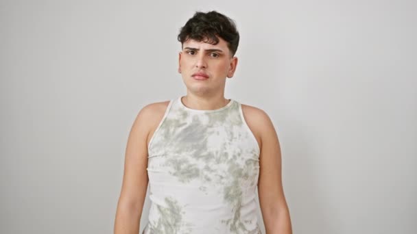 Verwirrter Junger Schwuler Mann Ärmellosen Shirt Der Vor Einer Isolierten — Stockvideo