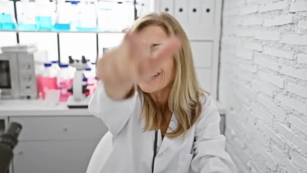 중세에 금발의 과학자 분노와 분노와 실험실의 카메라에서 당신을 가리키는 — 비디오