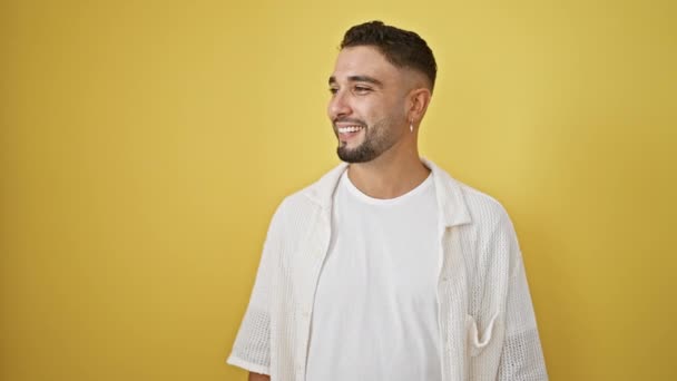 Hombre Árabe Joven Confiado Con Una Sonrisa Natural Pose Relajada — Vídeos de Stock