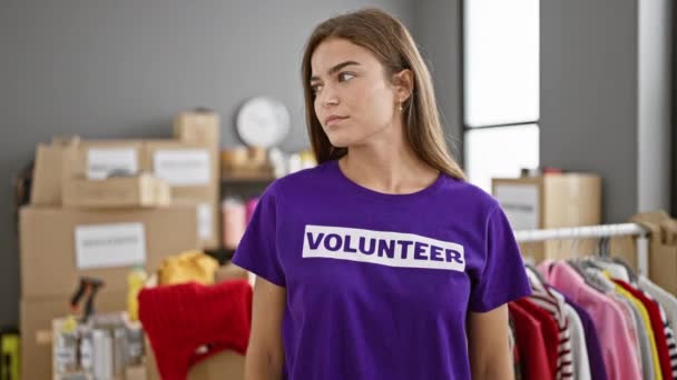Joven Mujer Hispana Hermosa Voluntaria Pie Con Cara Seria Centro — Vídeo de stock