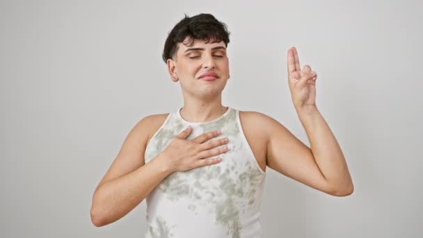 Selbstbewusster Junger Mann Ärmellosem Shirt Feierlich Treueschwur Mit Hand Aufs — Stockvideo