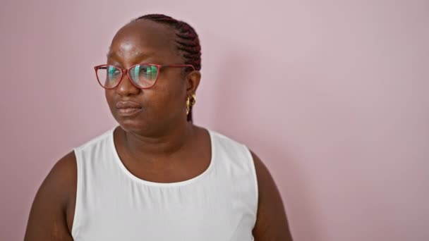 Прохолодна Розслаблена Плюс Розмір Афроамериканка Косами Стоїть Серйозно Над Ізольованим — стокове відео