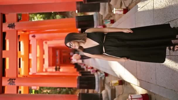 Gözlüklü Kendine Güvenen Spanyol Güzeli Kulaktan Kulağa Sırıtan Kyoto Daki — Stok video