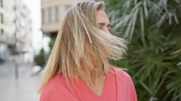 Reife Blonde Frau Nachdenklicher Stimmung Auf Der Straße Der Stadt — Stockvideo