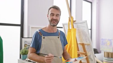 Kapalı alan ressamı, resim sehpası gülümsemesi, yetişkin stüdyo yaratıcı.