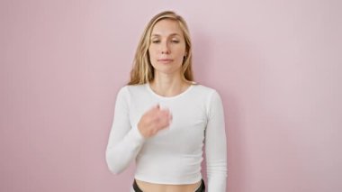 Sevimli genç sarışın kadın havayı öpüyor, pembe izole bir arka planda kameraya öpücük yolluyor. Sevimli, seksi bir aşk ifadesi ve cezbedici bir eğlence enerjisi göndermek.