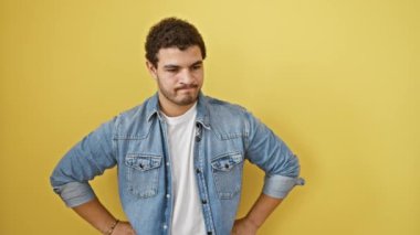 Genç Arap adam çılgın ve kızgın bir şekilde bağırıyor ve agresif bir ifade ve kollarla bağırıyor. Hayal kırıklığı konsepti. izole edilmiş sarı arkaplan