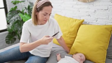 Anne fotoğraf çekerken kız yatak odasında uyuyor.