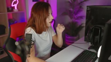 Güzel kızıl saçlı kız, kendini iyi hissetmiyor ve öksürüyor. Oyun gecesi ortasında soğuk kanlı bir şekilde dövüşüyor.