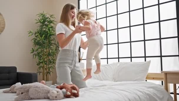 Beyaz Anne Kız Kaynaşıyor Yatakta Birlikte Zıplıyorlar Rahat Yatak Odalarında — Stok video