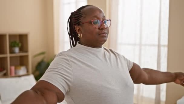 Ξύπνια Και Συγκεντρωμένη Μια Αφροαμερικανή Βρίσκει Ήρεμη Ισορροπία Διαλογιζόμενη Ασκήσεις — Αρχείο Βίντεο