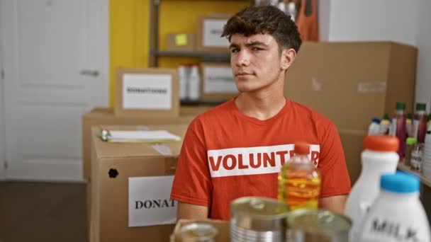 Junger Hispanischer Jugendlicher Mit Ernstem Gesicht Sitzt Einem Tisch Wohltätigkeitszentrum — Stockvideo