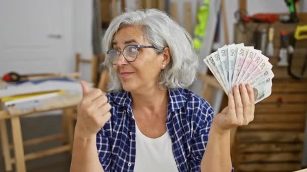 Χαρούμενη Μεσήλικη Γυναίκα Γκριζομάλλα Και Χαρούμενη Αυτοπεποίθηση Επιδεικνύει Πολωνικά Ζλότυ — Αρχείο Βίντεο