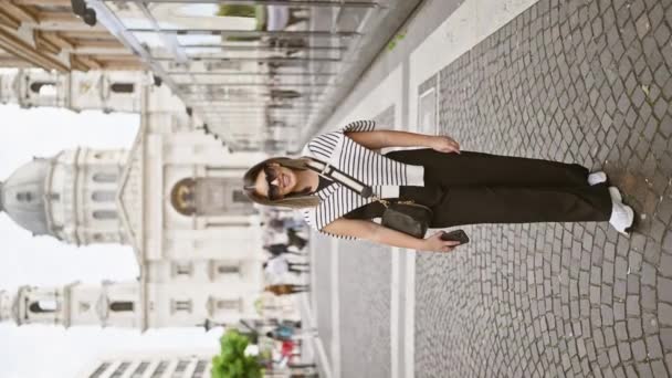 Mujer Sonriente Posando Frente Basílica San Esteban Escena Viaje Europa — Vídeo de stock