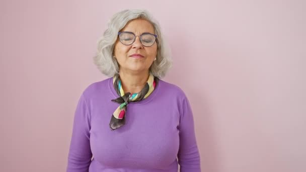 Mujer Mediana Edad Pelo Gris Gafas Pie Escuchando Atentamente Con — Vídeo de stock